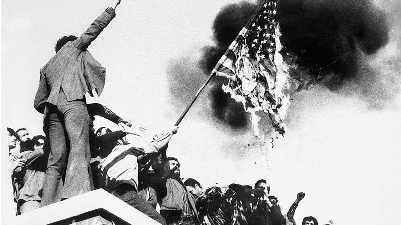 Protestantes queimando bandeira norte-americana na embaixada dos EUA no Irã, 1979 - Getty Images