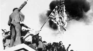 Protestantes queimando bandeira norte-americana na embaixada dos EUA no Irã, 1979 - Getty Images