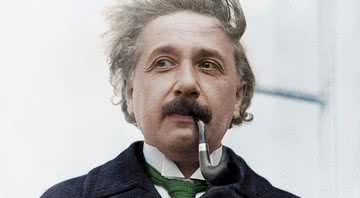 Albert Einstein fumando seu cachimbo - Getty Images