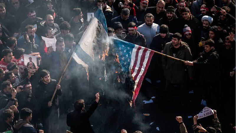 Bandeiras de Israel e Estados Unidos sendo queimadas em funeral do general Qasem Soleimani - Getty Images
