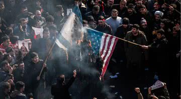 Bandeiras de Israel e Estados Unidos sendo queimadas em funeral do general Qasem Soleimani - Getty Images