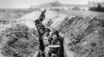 Soldados britânicos nas trincheiras, 28 de outubro de 1914 - Getty Images