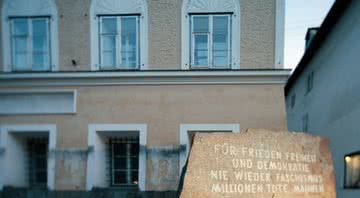 Inscrição em frente ao local de nascimento Hitler: “Pela paz, a liberdade e a democracia. Nunca mais fascismo. Milhões de mortos advertem” - Getty Images