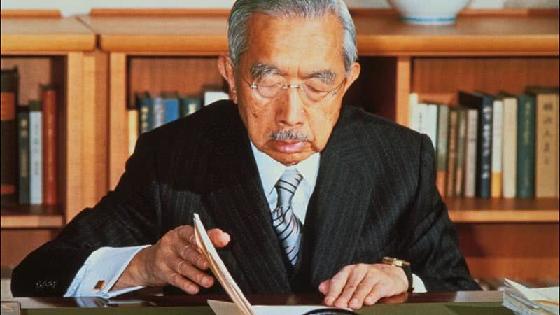 Hirohito em seu escritório, 1986 - Getty Images