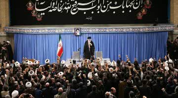 Líder supremo iraniano Ayatollah Ali Khamenei discursando, 8 de janeiro de 2020 - Getty Images