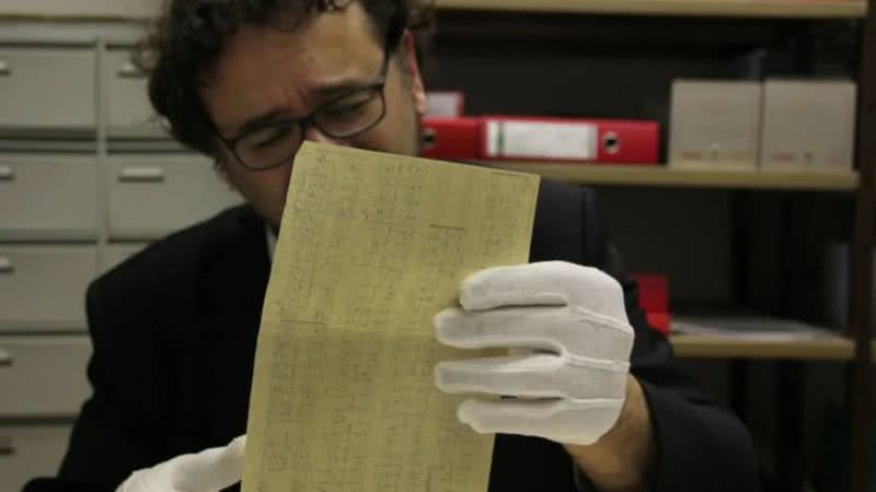 Francesco Lotoro analisando partitura no Museu de Terezín, República Checa - Acervo Pessoal