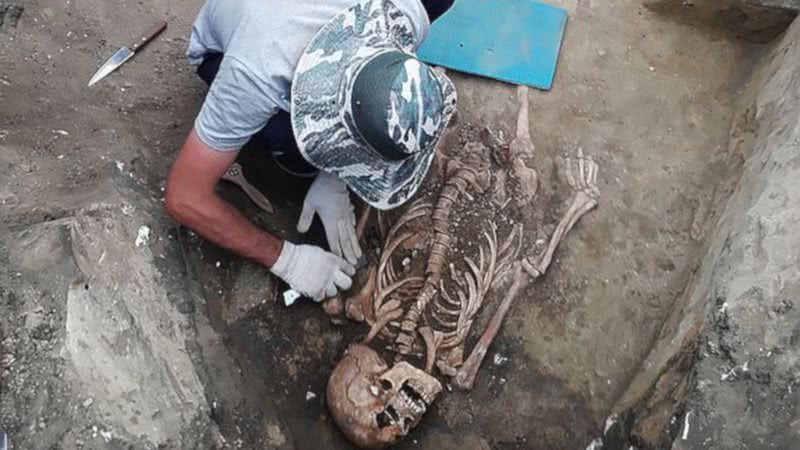 Esqueleto sendo escavado - North Caucasus united archaeolog