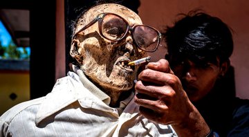 Um cadáver tem um cigarro repousado em sua boca - Divulgação