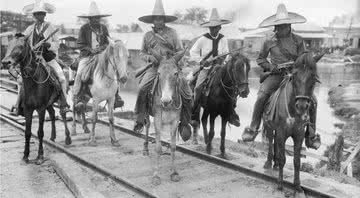 Revolucionários mexicanos em Tampico (Tamaulipas, próximo ao Golfo) usam os clássicos sombreiros em meio à cavalgada - Getty Images