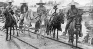 Revolucionários mexicanos em Tampico (Tamaulipas, próximo ao Golfo) usam os clássicos sombreiros em meio à cavalgada - Getty Images
