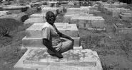 Narcisse no local onde foi enterrado em maio de 1962, no Haiti - Getty Images