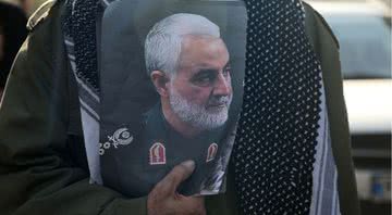 Imagem de Qasem Soleimani carregada em seu funeral - Getty Images