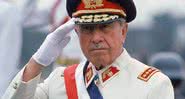 Augusto Pinochet saudando no dia das Forças Armadas - Getty Images