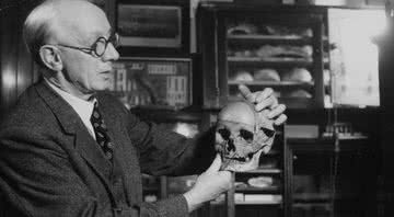 Alvan Marston demonstra que o crânio de Piltdown é realmente de origem relativamente recente e composto pelos restos mortais de um homem e um orangotango - Getty Images