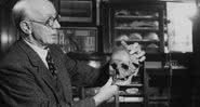 Alvan Marston demonstra que o crânio de Piltdown é realmente de origem relativamente recente e composto pelos restos mortais de um homem e um orangotango - Getty Images