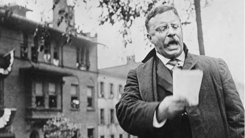 Roosevelt discursando em 1912 - Wikimedia Commons
