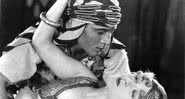 Rudolph Valentino e Agnes Ayres no filme The Sheik - Getty Images