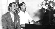 Cary Grant e Randolph Scott cantando juntos, ao piano - Wikimedia Commons