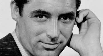 O ator Cary Grant em foto oficial - Wikimedia Commons