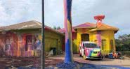 A colorida casa na vizinhança de Il Regalo Circle, em Naples, Flórida - Reprodução Facebook