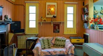 Os hóspedes poderão desfrutar de uma mobília oriunda da década de 40 e 50, totalmente pensada para relembrar o passado - Divulgação: Airbnb
