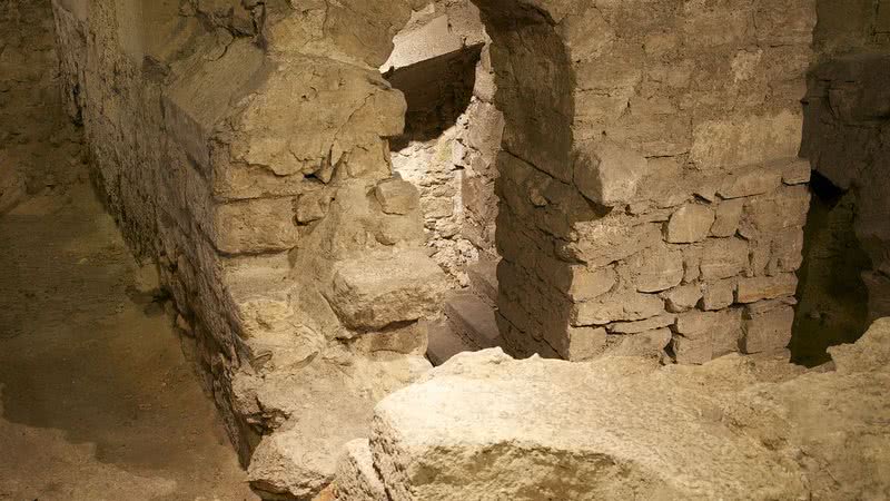 Cripta de Notre-Dame - Wikimedia Commons