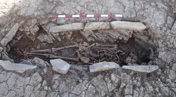 Corpo de uma mulher encontrada que foi enterrada com uma espécie de travesseiro - Divulgação/Wessex Archaeology