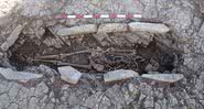 Corpo de uma mulher encontrada que foi enterrada com uma espécie de travesseiro - Divulgação/Wessex Archaeology