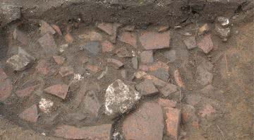 Um poço com muitos resíduos de cerâmica - Instituto Nacional de Pesquisa Arqueológica Preventiva (Inrap)