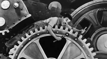 Charles Chaplin em cena do filme Tempos Modernos - Getty Images