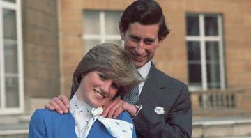 Charles e Diana no Palácio de Buckingham no dia do anúncio de seu noivado - Getty Images