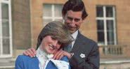 Charles e Diana no Palácio de Buckingham no dia do anúncio de seu noivado - Getty Images