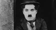 Charles Chaplin atuando no filme "O Garoto" - Wikimedia Commons