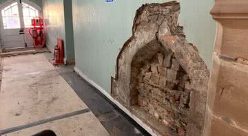 Arcos descobertos em parede da Charterhouse - Divulgação