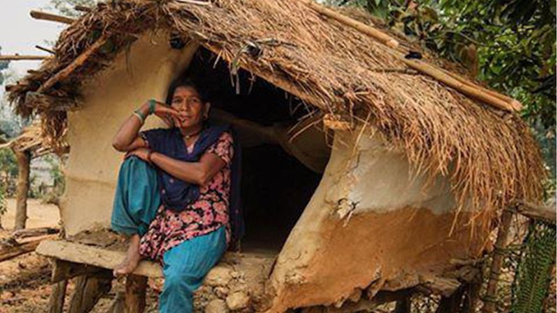 Mulher mantida em cabana durante o Chhaupadi, no Nepal - Save The Children ONG