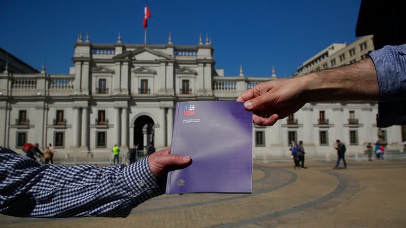 População recebe cópia da constituição chilena do governo do presidente Gabriel Boric; proposta foi reprovada em setembro de 2022 - Getty Images