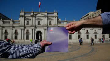 População recebe cópia da constituição chilena do governo do presidente Gabriel Boric; proposta foi reprovada em setembro de 2022 - Getty Images