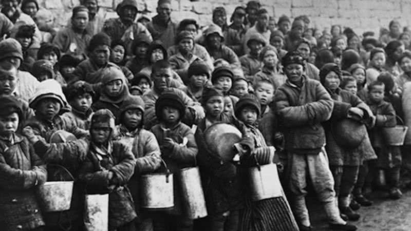 Crianças e adultos durante o período da Grande Fome de Mao