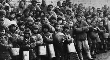 Crianças e adultos durante o período da Grande Fome de Mao - Divulgação