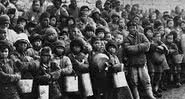 Crianças e adultos durante o período da Grande Fome de Mao - Divulgação