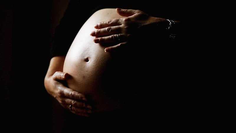 Imagem ilustrativa de grávida segurando barriga - Getty Images