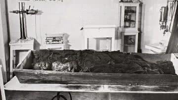 Múmia de pântano encontrada em 1936 na Estônia. É uma jovem que morreu entre os séculos 17 e 18. Crédito: Divulgação/Museu Nacional da Estônia - Divulgação/Museu Nacional da Estônia