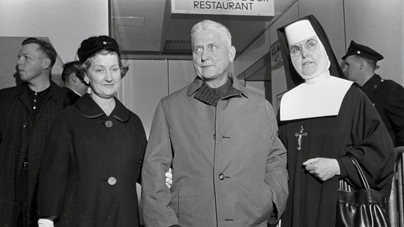 Walter Ciszek sendo recebido por suas irmãs, Sra. Helen Gearhart e Irmã Evangeline, respectivamente - Getty Images