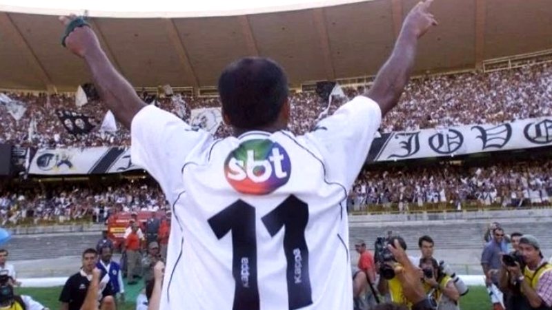 Jogador do vasco usando a blusa do time com o logo do SBT - Divulgação/Youtube