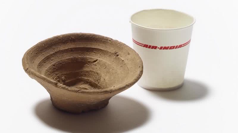 Copo de barro descartável de 3.5 mil anos ao lado de copo descartável moderno - Curadoria do Museu Britânico