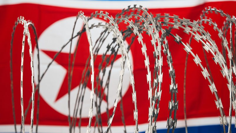 Imagem ilustrativa da bandeira da Coreia do Norte com arames - Getty Images