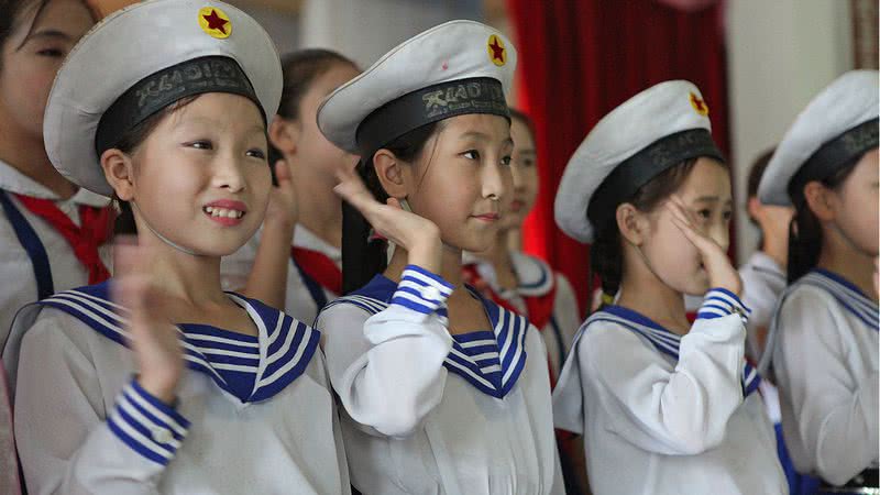 Desde pequenas, as crianças norte coreanas aprendem a idolatrar seus líderes - Wikimedia Commons