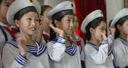 Desde pequenas, as crianças norte coreanas aprendem a idolatrar seus líderes - Wikimedia Commons
