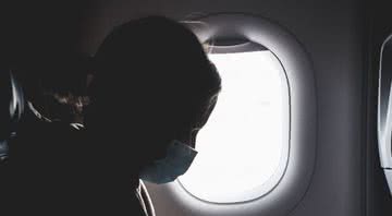 Fotografia meramente ilustrativa de mulher usando máscara durante voo - Divulgação/Pixabay