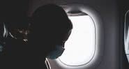 Imagem ilustrativa de uma pessoa usando máscara em avião - Unsplash / Daniel Norris